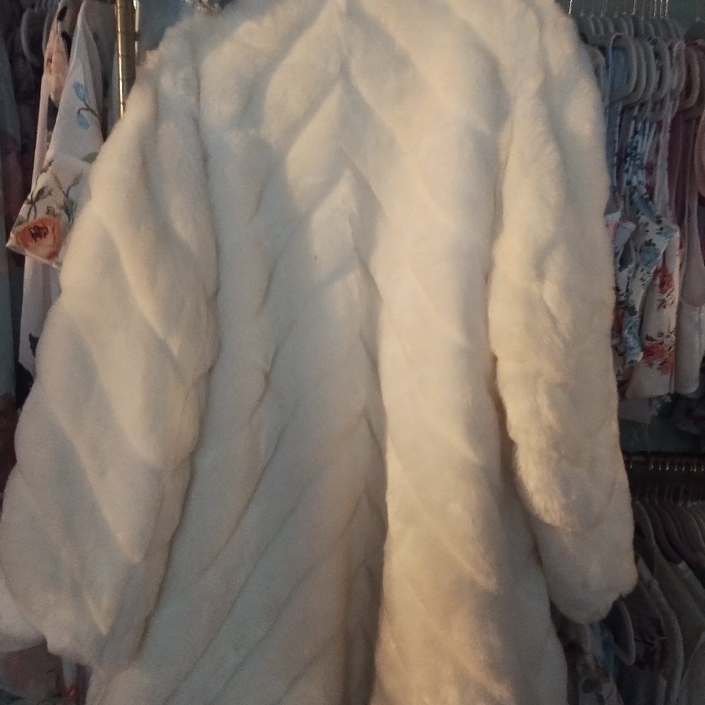 Pamela McCoy classic length faux fur coat - Picture 7 of 12